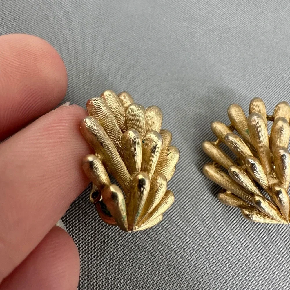 Vintage Trifari Crown Gold Tone Thistle Brooch and Clip On Earring Set Signed‎